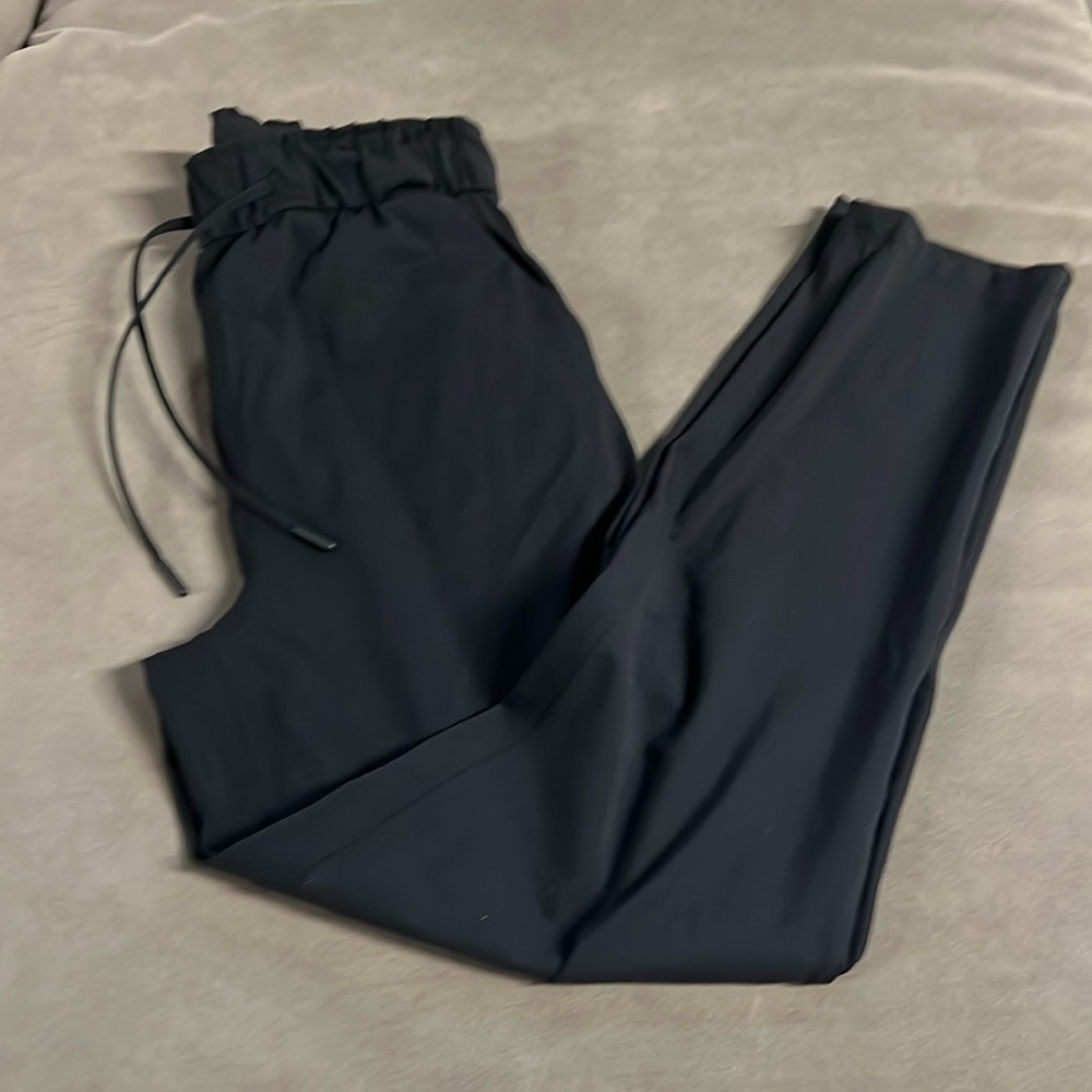 Women’s lululemon open leg pants with drawstring waist and pockets- size 4